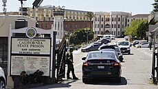 Strážný kontroluje vozidla vjíždějící do věznice San Quentin v Kalifornii. (12....