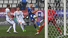 Jakub Pichystal z Olomouce stílí v utkání proti eským Budjovicím.