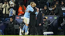 Erling Haaland objímá koue Manchesteru City Pepa Guardiolu