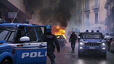 Fanouci Eintrachtu Frankfurt pi stetu s policií v Neapoli.