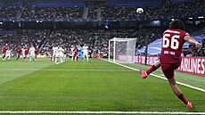 Trent Alexander-Arnold rozehrává rohový kop proti Realu Madrid.