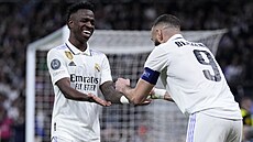 Karim Benzema (vpravo) a Vinícius Jr.oslavují gól proti Liverpoolu.