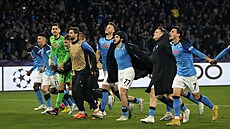 Fotbalisté Neapole slaví historický postup do čtvrtfinále Ligy mistrů.