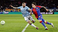 Riccardo Calafiori z Basileje (vpravo) v souboji s Guramem Kashiou ze Slovanu...