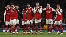 Zklamaní fotbalisté Arsenalu po penaltovém rozst�elu proti Sportingu.