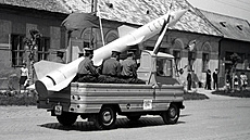 uk s atrapou rakety pro prvomájový prvod, maarský Ostihom, rok 1974