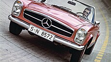 Mercedes-Benz 230 SL Pagoda (W 113)na klopené zatáce testovací dráhy v...