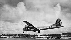 Návrat z hrůzné mise. Letoun Enola Gay po svržení bomby na Hirošimu, 6. srpna...