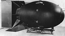 Model jaderné bomby Fat Man. Ta vraždila v Nagasaki.