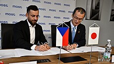 Primátor Mostu Marek Hrvol (vlevo) a zástupce firmy Toppan Hiro�i Suzuki p�i...