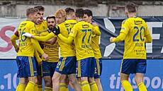 Fotbalisté Zlína se radují z gólu v zápase proti Hradci Králové.