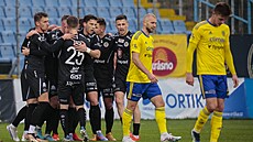 Fotbalisté Hradce Králové se radují z gólu ve Zlín.