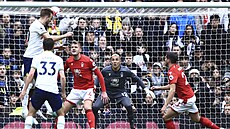 Úto�ník Harry Kane z Tottenhamu (vlevo) st�ílí hlavou gól v utkání proti...