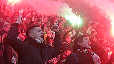 Slávističtí fanoušci s pyrotechnikou během domácího utkání proti Plzni