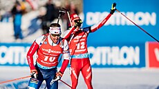 Michal Krmá dojídí do cíle závodu s hromadným startem v Östersundu na...