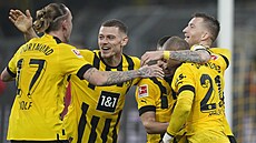Fotbalisté Dortmundu se radují z gólu, který vst�elil Marco Reus (vpravo).