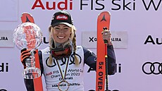 Mikaela Shiffrinová s velkým kiálovým glóbem za celkové vítzství ve...