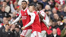Fotbalisté Arsenalu se radují z gólu Gabriela Martinelliho (uprost�ed).