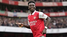 K�ídelník Bukayo Saka z Arsenalu se raduje ze svého gólu.