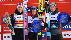 Stupn� vít�z� ve Vikersundu: zleva druhý Halvor Granerud, vít�z Stefan Kraft a...