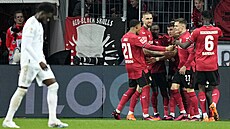 Fotbalisté Leverkusenu se radují z gólu v utkání proti Bayernu Mnichov.