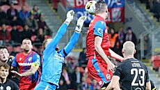 Branká� Roman Vale� z Bohemians se natahuje po mí�i v utkání proti Plzni.
