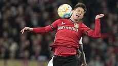 Útoník Adam Hloek z Leverkusenu se snaí hlavikovat v utkání proti Bayernu...