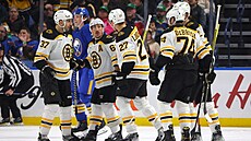 Hokejisté Bostonu oslavují gól proti Buffalu, který vstelil Hampus Lindholm...