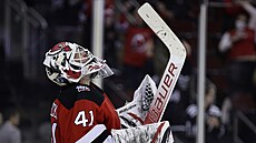 Branká� New Jersey Vítek Van��ek se raduje z vít�zství, které podpo�il...