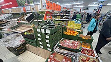 Jablka v polském Lidlu za cenu zhruba 12 korun českých (10. března 2023)