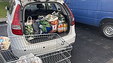 eská rodina na nákupu v polském Lidlu. (10. bezna 2023)