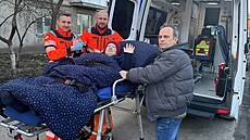 Sanitka pání Asociace samaritán R  pi pevozu ukrajinské pacienty z...