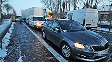 P�i hromadné nehod� t�inácti aut na  hlavním tahu z Karlových Var� do Prahy se...