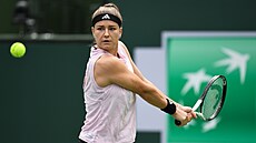 Karolína Muchová hraje bekhend na turnaji v Indian Wells.
