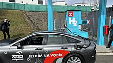 Toyota Mirai tankuje na první veřejné vodíkové čerpací stanici v ČR v Praze na...