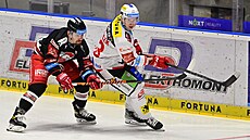 Olomoucký Jan Ká�a stíhá pardubického obránce Jana Ko��álka.