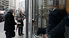 Lidé se snaží dostat do pobočky Silicon Valley Bank v New Yorku. (10. března...