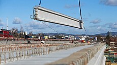 Mosty na prtahu Libercem osazují dlníci novými nosníky. (15. bezna 2023)