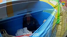 Mu v Ostrav usnul v kontejneru na papír