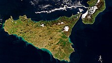 Satelitní snímky Itálie a Sicílie. Italská vláda mezi nimi plánuje postavit...