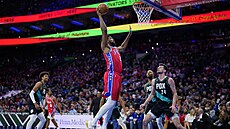 Joel Embiid z Philadelphie zakon�uje v zápase proti Portlandu.