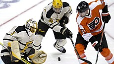 Obránce Pittsburghu Jan Rutta (uprost�ed) se sna�í zastavit Rasmuse...