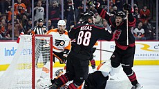 Martin Neas skóruje v utkání proti Philadelphii.