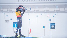 Johannes Bö střílí v hromadného závodu na Holmenkollenu.