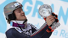 Lucas Braathen s trofejí pro vítěze slalomu.