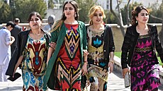 Tádžické ženy v tradičních oděvech (19. března 2017)