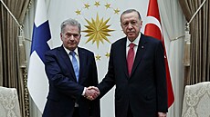 Finský prezident Sauli Niinistö (vlevo) se v Turecku setkal s tamní vládcem...