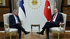 Finský prezident Sauli Niinistö (vlevo) se v Turecku setkal s tamní vládcem...