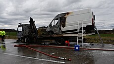 Poár se z nákladního auta rozíil i na peváené auto.