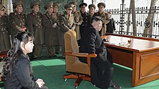 Na snímku poskytnutém severokorejskou vládou si Kim ong-un se svou dcerou...